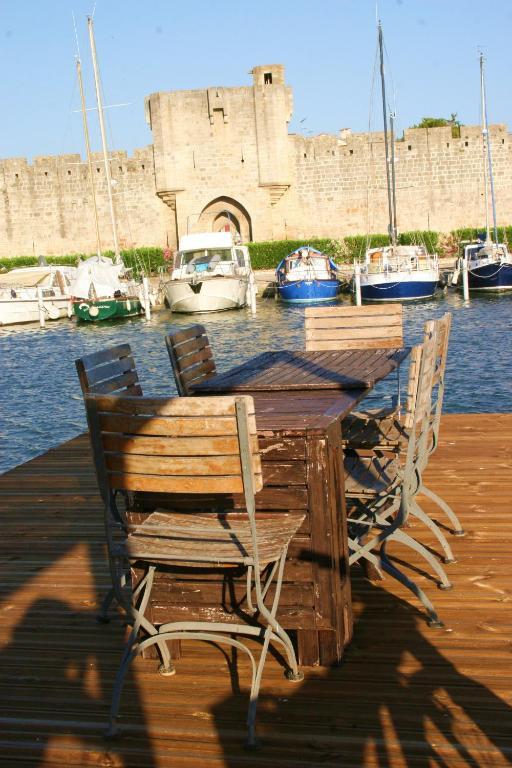 Peniche Poompui Hotel Aigues-Mortes Room photo